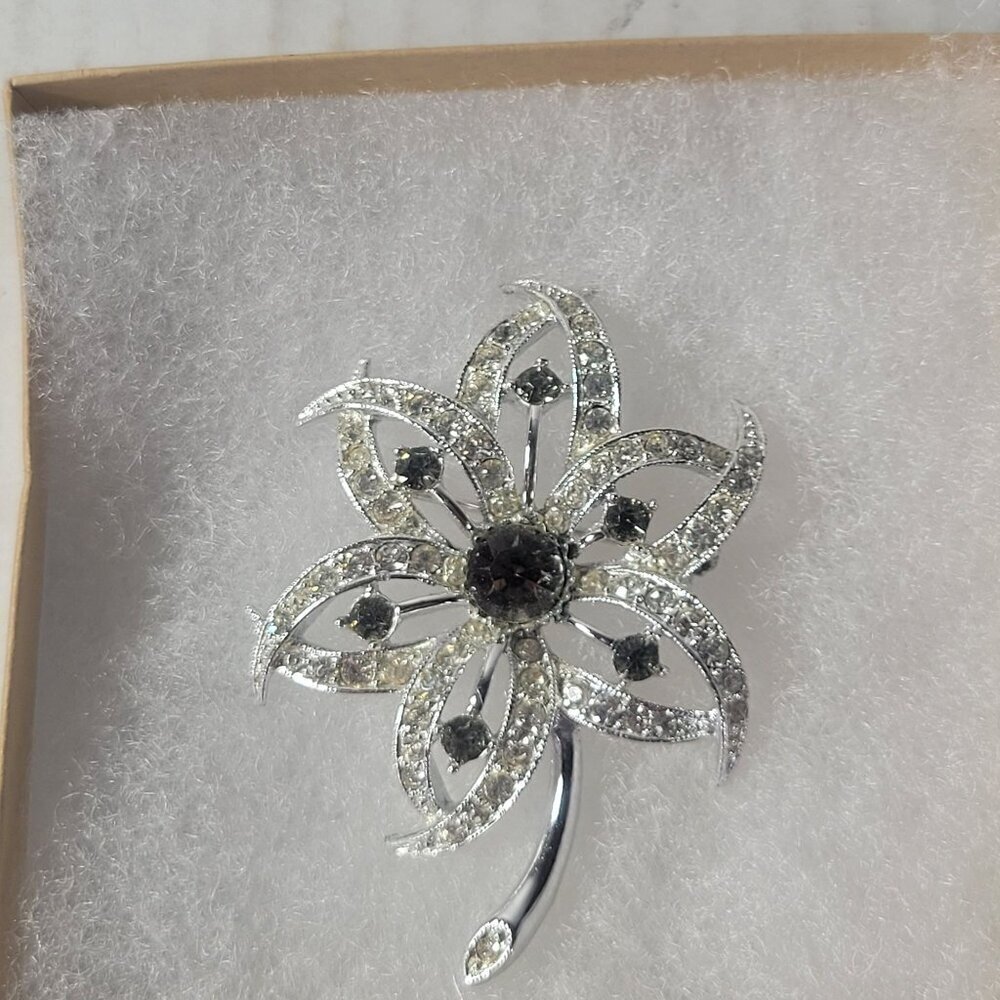 Vintage Sarah Coventry Classic Floral Elegant Silver Rhinestone Flower Brooch